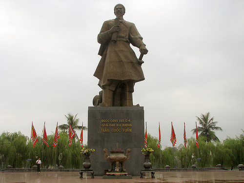 Tượng đài danh tướng Trần Hưng Đạo ở trung tâm TP Nam Định

