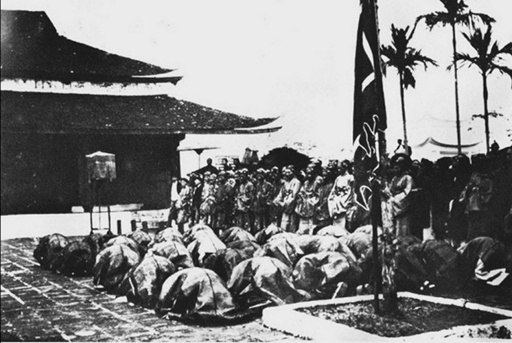 Các tân khoa đến bái tạ tại Vọng Cung ở Nam Định.  