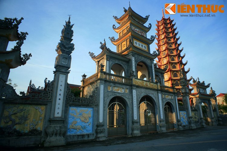 Khánh thành tháng 12/2013, Bảo tháp Hòa Bình là công trình mang tính điểm nhấn của chùa Tiên Hương.  