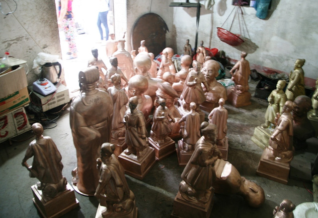 Những bức tượng đồng "Hưng Đạo Đại Vương" trong một khu xưởng