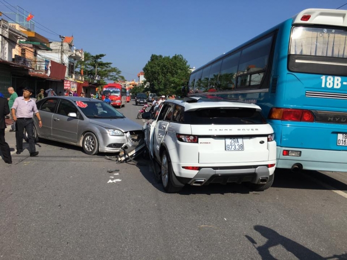 Hiện trường vụ tai nạn liên hoàn xảy ra trên QL21 đoạn qua địa phận huyện Hải Hậu, tỉnh Nam Định