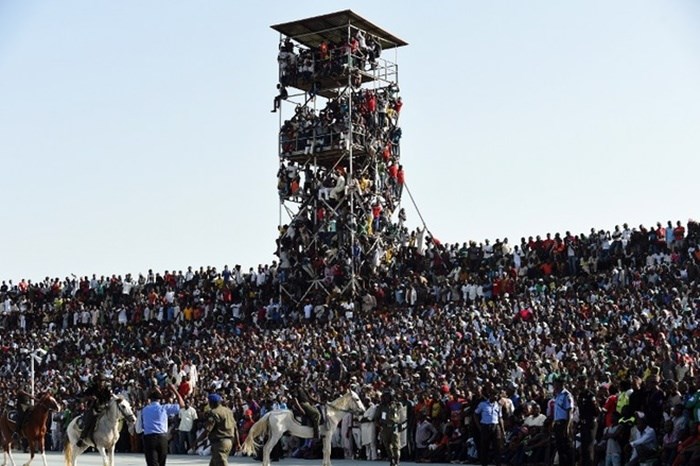 Trận đấu giữa Nigeria và Ai Cập ở vòng loại CAN 2017 đã chứng kiến cảnh tượng kinh hoàng khi 40.000 cổ động viên cố gắng chen vào sân vận động với sức chứa chỉ 16.000 khán giả.