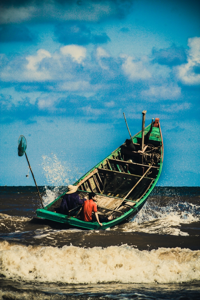 Ra biển từ lúc sáng sớm với những chiếc mủng (thuyền) là cuộc sống bình dị, nghèo khó của nhiều hộ dân quanh vùng.