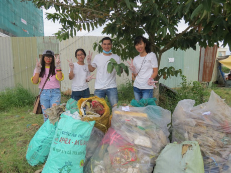 Thủy và nhóm nhặt rác Hoa kim cương tại tỉnh Cà Mau