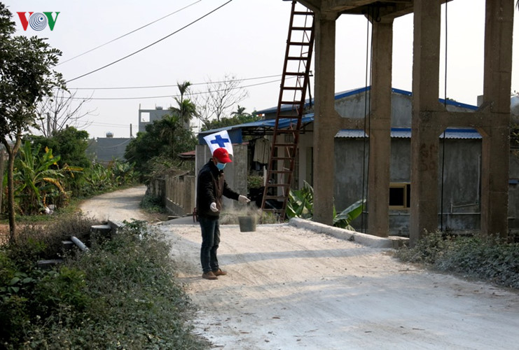 Đường vào thôn 7, xã Trực Thuận được rắc vôi trắng.
