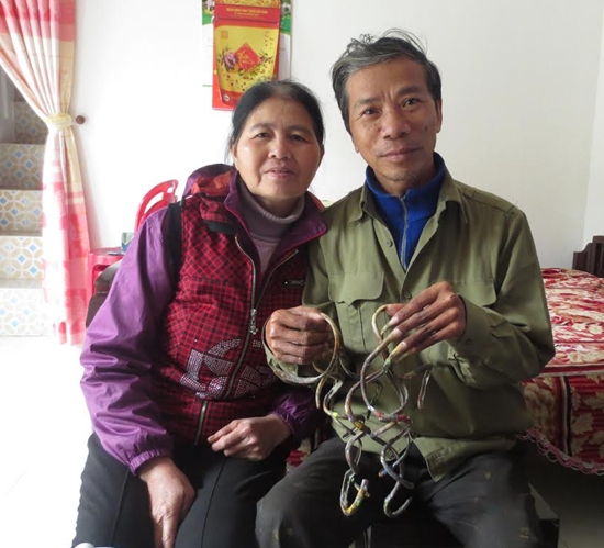 Ông Lưu Công Huyền vơi bộ móng tay 35 năm không cắt và người vợ kiên trì đút thức ăn cho chồng