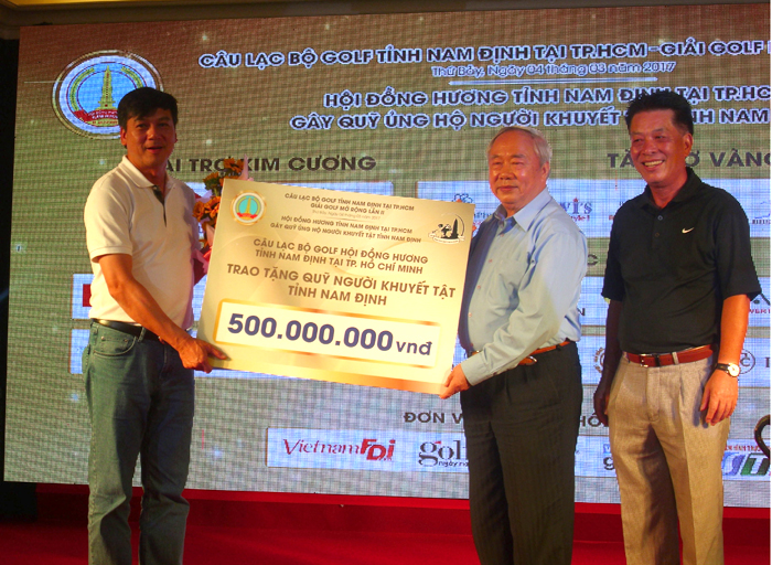 Đại diện BTC trao số tiền 500.000.000 đồng ủng hộ quỹ người khuyết tật tỉnh Nam Định (Hội đồng hương tỉnh Nam Định tại TP.HCM)