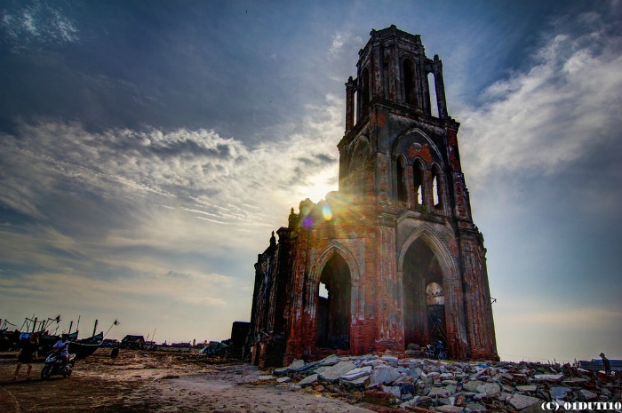 Nhà thờ đổ - công trình kiến trúc công phu, đẹp mắt đã bị mai một theo thời gian - Ảnh: Vũ Thịnh