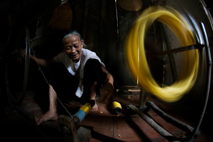 Nụ cười ấm áp bên thành quả lao động của người dân làng tơ Cổ Chất - Ảnh: Huy Ngo