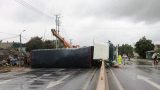 Container bị trơn trượt mất lái, lật chắn ngang quốc lộ