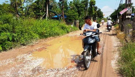 Nam Trực: Đường quê, giữa nắng vẫn… ngập