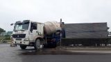 Xe tải đâm xe bồn khiến dầu chảy lênh láng mặt đường Quốc lộ 18