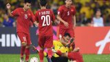 Đội trưởng Malaysia giơ cao cánh tay định đánh cùi chỏ vào mặt đội trưởng ĐT Việt Nam
