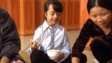 Nam Định: Nghị lực phi thường của cô bé bị chứng não mềm, mang nhiều bệnh ‘lạ’