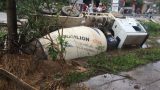 Nam Định: Va chạm, xe trộn bê tông ‘nằm ngửa’ dưới mương nước