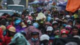 Du khách đổ về chợ Viềng ‘mua may bán rủi’ bất chấp thời tiết mưa rét