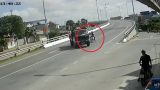 Nam Định: 2 thanh niên  tông thẳng vào xe tải đang quay đầu