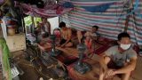 Cuộc sống ngày giãn cách của những phụ hồ Nam Định…: Quanh quẩn trong lán trại 20m2, không dám ra ngoài sợ bị phạt