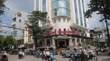 Cửa Đông Nam Định Plaza ngang nhiên ‘độc chiếm’ vỉa hè để kinh doanh
