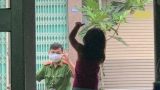 Hình ảnh chiến sĩ công an vùng “tâm dịch” Đà Nẵng đi qua nhà, vẫy chào con gái qua khung cửa kính gây xúc động