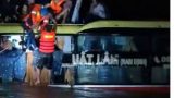 Một xe khách chạy tuyến Đà Nẵng – Nam Định chở 20 người bị lũ cuốn