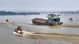 Phát hiện nhiều tàu thuyền chở hàng hóa quá hạn đăng kiểm trên Sông Đào