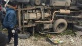 clip: Xe tải cố vượt qua đường ray rồi bị tàu đâm, tài xế kẹt cứng trong cabin