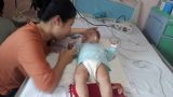 Bé gái 9 tháng tuổi ngất lịm, toàn thân tím tái sau mũi tiêm của y sĩ