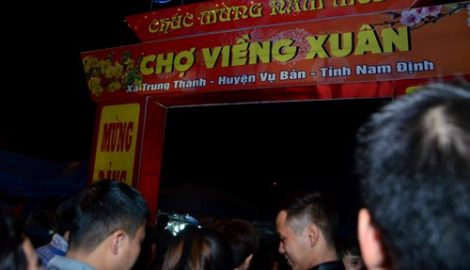 Trời mưa lạnh, chợ Viềng vẫn đông nghịt khách ‘mua may bán rủi’