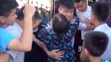 Fan nữ lớn tuổi lao vào ôm chầm lấy Quang Hải, Duy Mạnh ngay trên sân Thiên Trường