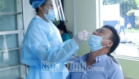 Nam Định : Nhu cầu xét nghiệm nhanh kháng nguyên SARS-CoV-2 tăng cao