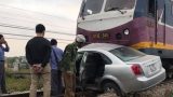Cố tình “vượt” tàu hỏa, tài xế ô tô phải bỏ xe nhảy ra ngoài thoát thân