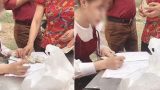 Màn mừng cưới gây “sốt” MXH Việt: Khách xếp hàng dài ghi sổ rồi vào ăn cỗ, không dùng phong bì