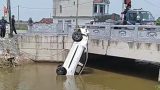 Clip: 2 ô tô va chạm với nhau tại ngã tư ‘t‌ů thần’ ở Nam Định, 1 xe lao xuống sông