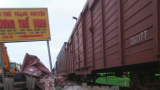 Nam Định : Lái xe ngủ gật, container lao lên đường ray bị tàu hoả đâm biến dạng