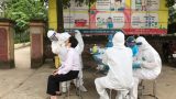 Lấy mẫu xét nghiệm cho hơn 1.860 người dân thôn Liễu Trì (huyện Mê Linh)