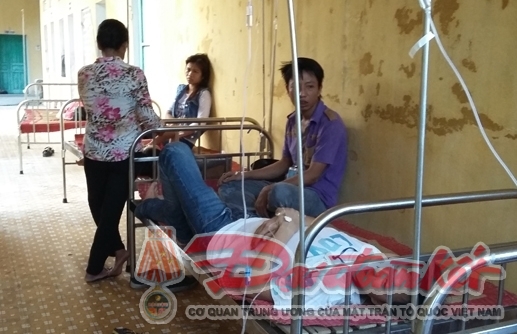Công nhân đang được điều trị tại Bệnh viện Đa khoa huyện Trực Ninh. 