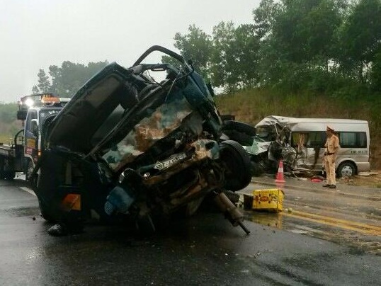 Hiện tường vụ xe rước dâu gặp tai nạn trên cao tốc Hà Nội- Lào Cai, 2 người chết. Ảnh otofun 