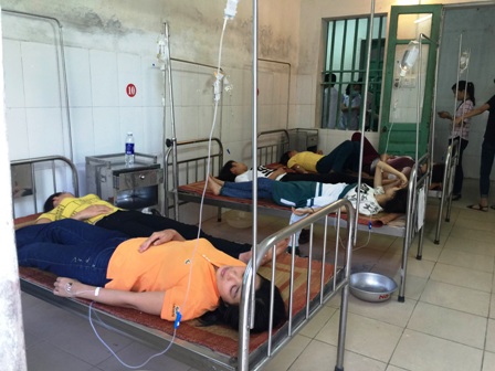 Công nhân bị ngộ độc vẫn đang được điều trị tại BV Đa khoa huyện Trực Ninh.  