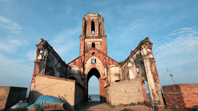 Nếu đi ô tô khách: đón xe ở bến Giáp Bát, đi chuyến Hà Nội - Nam Định - thị trấn Cồn (hoặc Thịnh Long). Xuống xe, bắt xe ôm vào khu Nhà thờ đổ (3 km). 