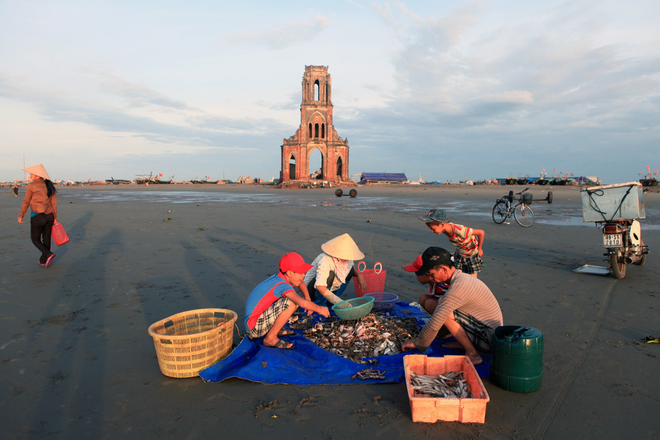 Du khách có thể mua hải sản ngay trên bãi biển, nhờ người dân nấu và thưởng thức ngay trên bãi cát. 