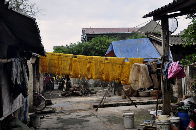 Làng nghề dệt Cổ Chất nằm ven dòng sông Ninh, xã Phương Đình, huyện Trực Ninh, tỉnh Nam Định. Nơi đây nổi tiếng với nghề trồng dâu nuôi tằm, ươm tơ, dệt lụa lâu đời. 