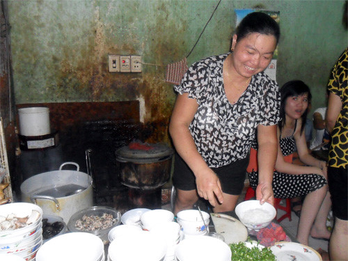 Chị Trung bên quán phở giá chỉ 5.000 đồng một tô - Ảnh Lam Thanh 