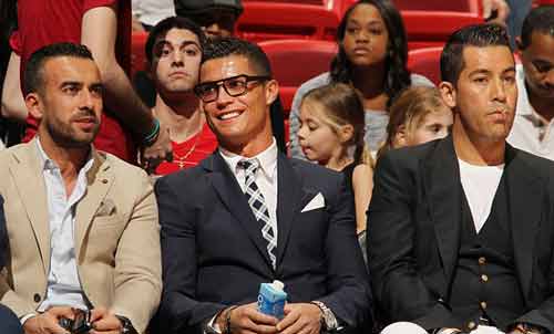Ronaldo đeo cặp kính và nở nụ cười trên ghế khán giả 