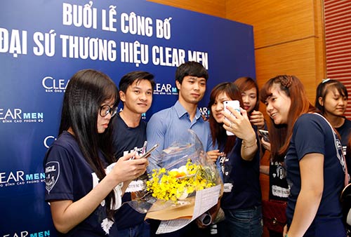 Đông đảo fan nữ bao vây Công Phượng sau buổi lễ công bố đại sứ thương hiệu Clear Men 