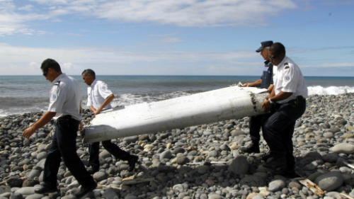 Phần cánh phụ của MH370 được tìm thấy trên đảo Reunion. Ảnh: NBC News