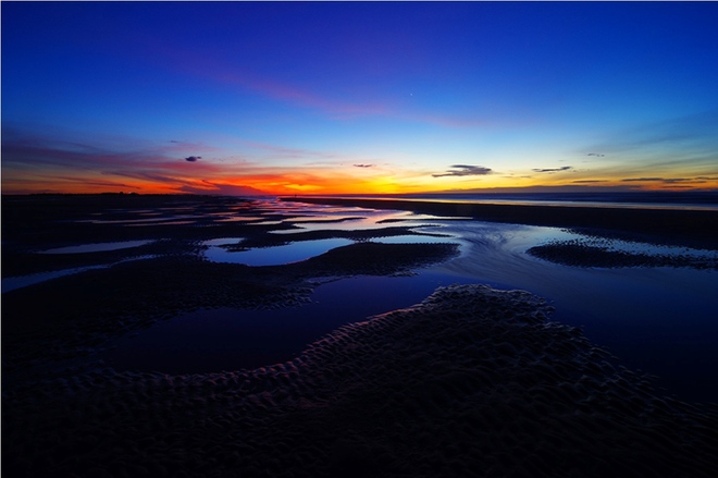 Bình minh trên biển Hải Thịnh, huyện Hải Hậu. Đây là bãi biển sạch, trải dài hơn 3 km với bãi cát thoải, mịn. 