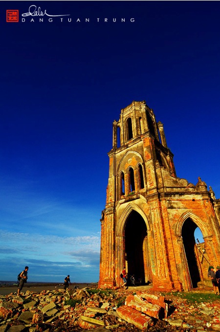 Nhà thờ đổ ở bờ biển Xương Điền này mang tên Trái Tim, bị bỏ hoang từ năm 1996. Quang cảnh nơi đây in hằn vết thời gian và sự xâm thực của biển. 