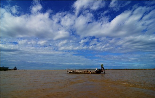 Dân chài trên dòng sông Ninh Cơ. 