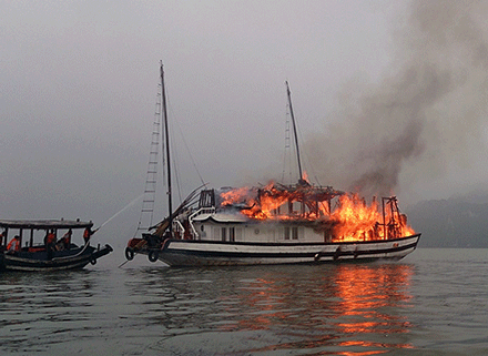 Cháy tàu trên Vịnh Hạ Long, 19 du khách thoát nạn